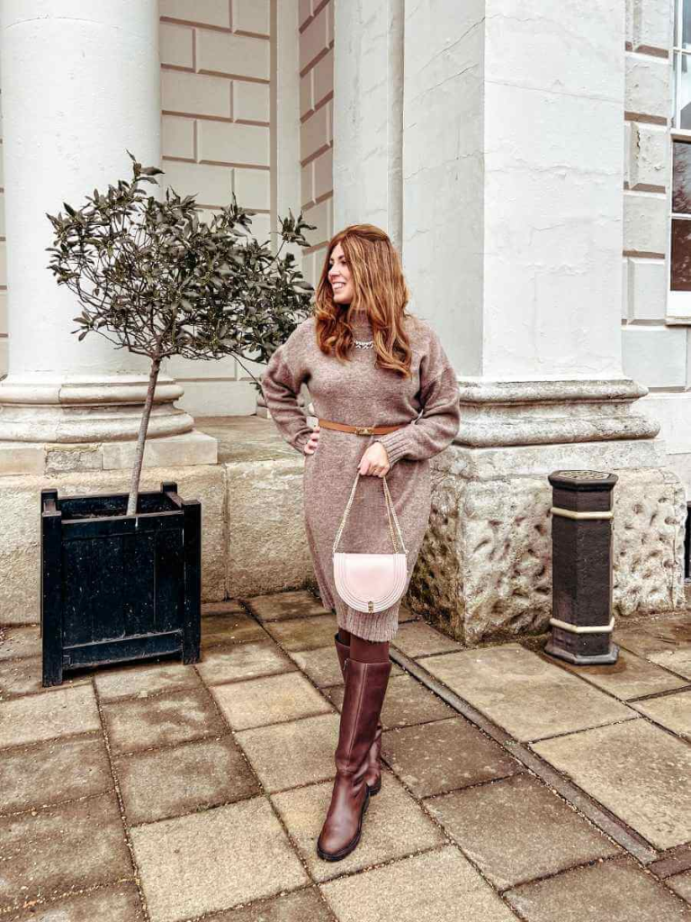 Styling a chunky jumper sweater dress with a belt, a perfect chic winter outfit. 