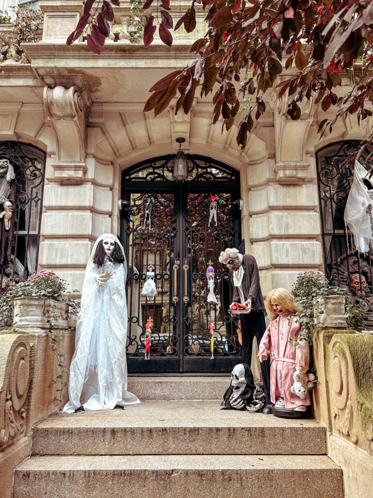 EAST 74TH STREET - Halloween decorations Upper East Side