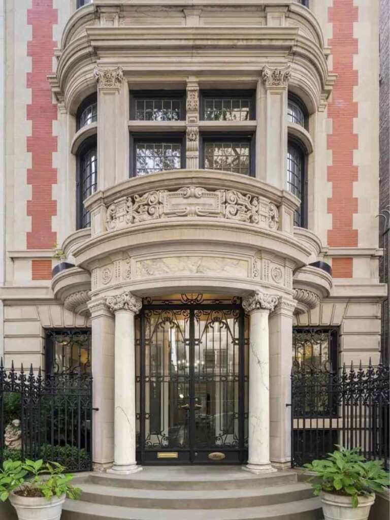 Exterior view of the Archibald family townhouse in Gossip Girl