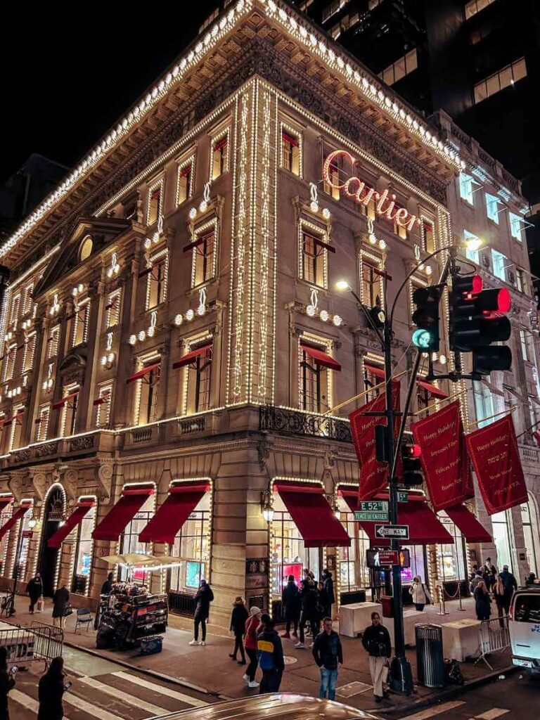 iew of Cartier’s iconic holiday bow from the Christmas-themed bus tour in NYC.