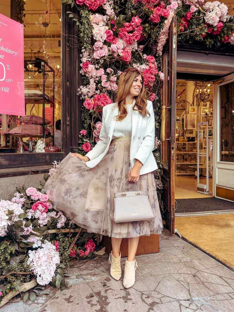 Elegant autumn outfit featuring a soft tulle skirt styled with a tailored blazer — a romantic yet polished look perfect for a feminine capsule wardrobe in fall weather.