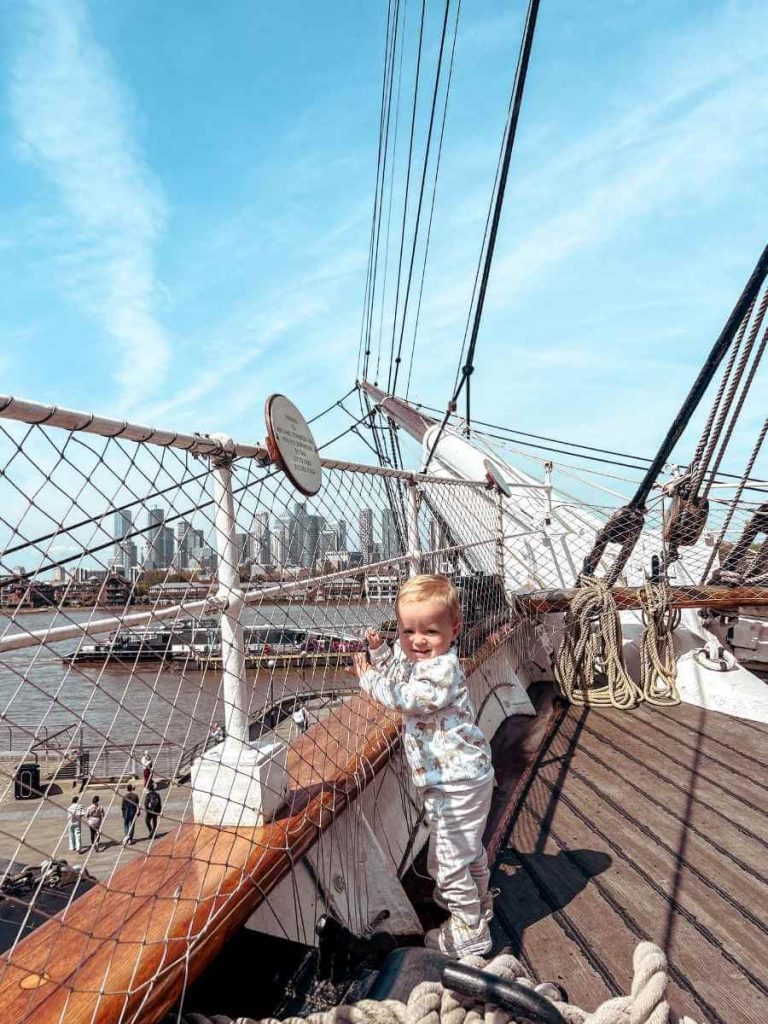Panoramic view from the Cutty Sark’s top deck, overlooking Canary Wharf
and the River Thames.