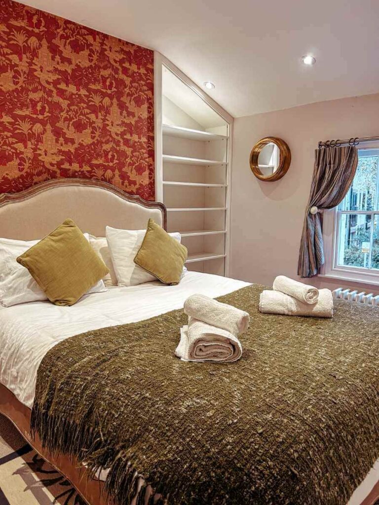 Comfortable bedroom in Cambridge family accommodation – ideal for relaxing after a day of sightseeing.