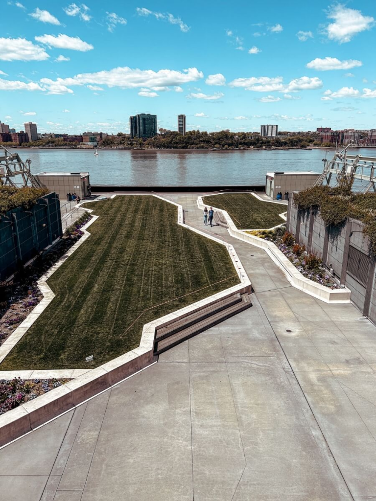 Lush rooftop garden at Pier 57 – a peaceful, non-touristy spot in NYC perfect for families and quiet moments.