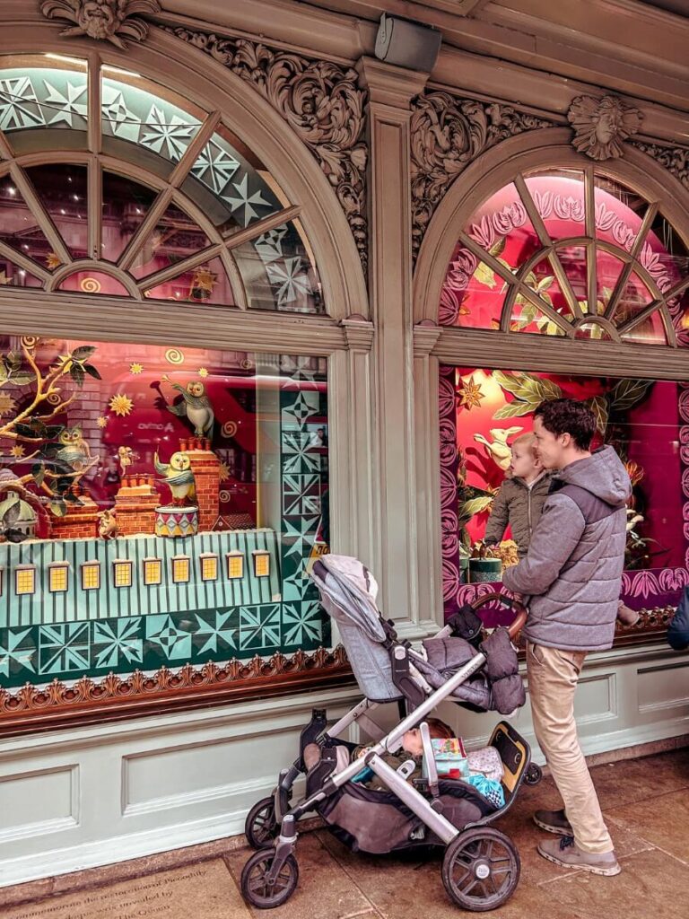 Christmas Window displays in Fortnum & Mason