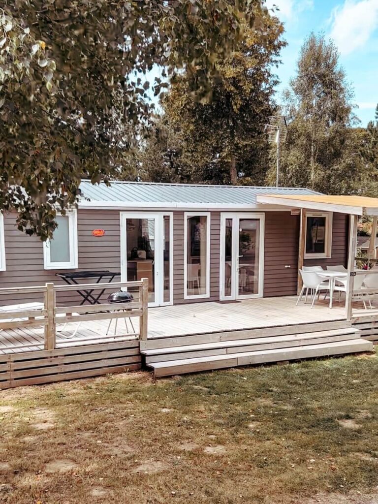External view of the Yelloh! Village mobile home with porch.