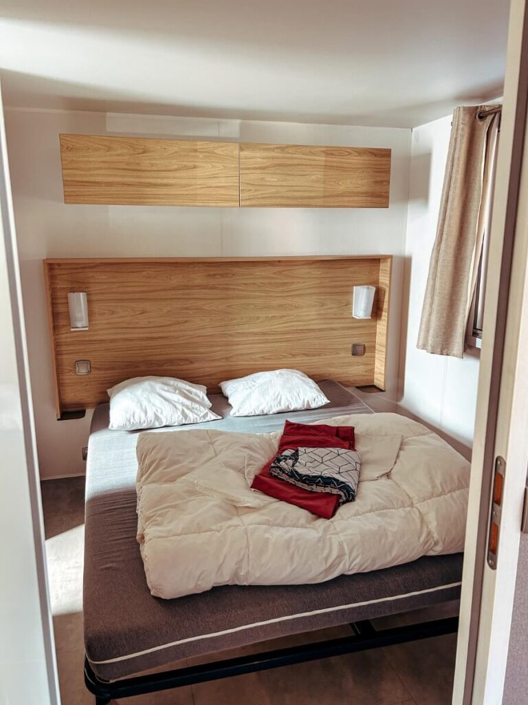 A bedroom in the mobile home at Domaine de Drancourt Yelloh! Village.