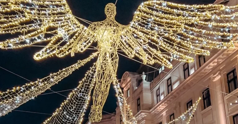 London Christmas Lights Bus Tour: Golden Tours Review and top tips.