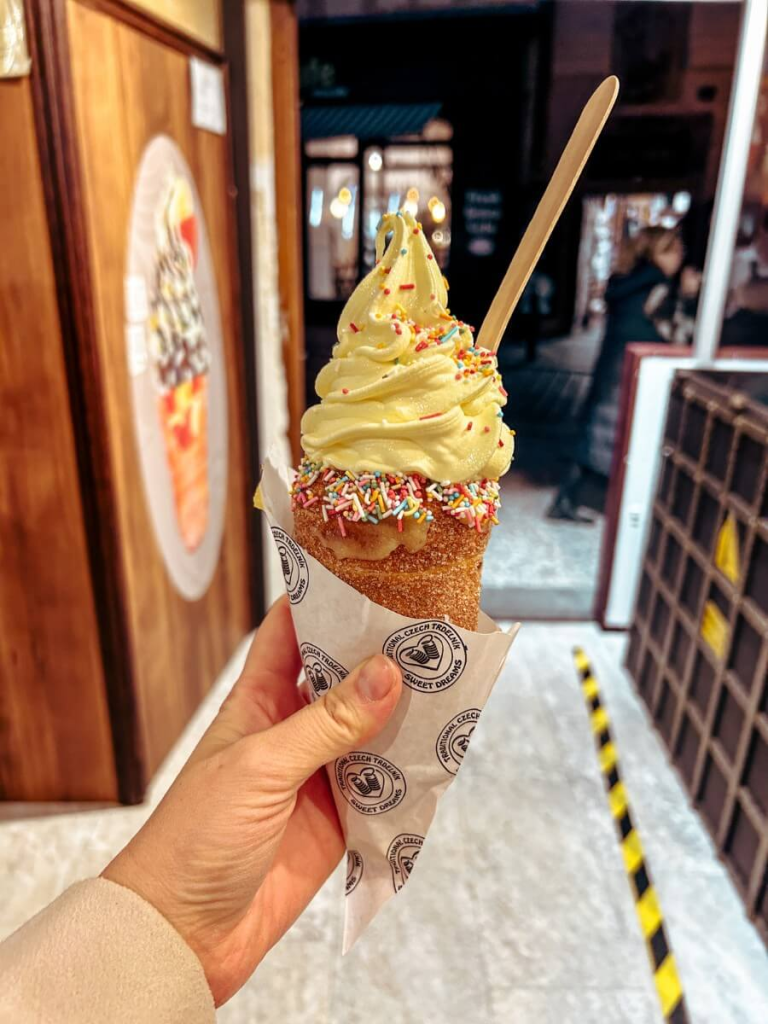 Trying a Trdelník or
