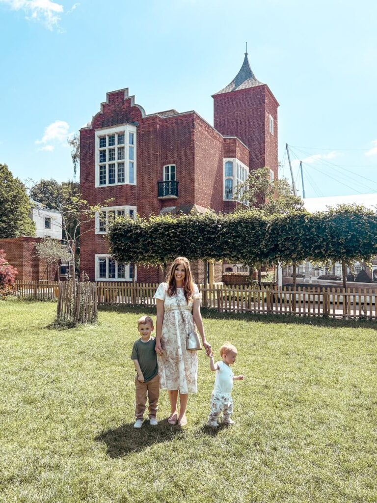 Exploring Holland Park, and area just outside Notting Hill is a fun family day out. 